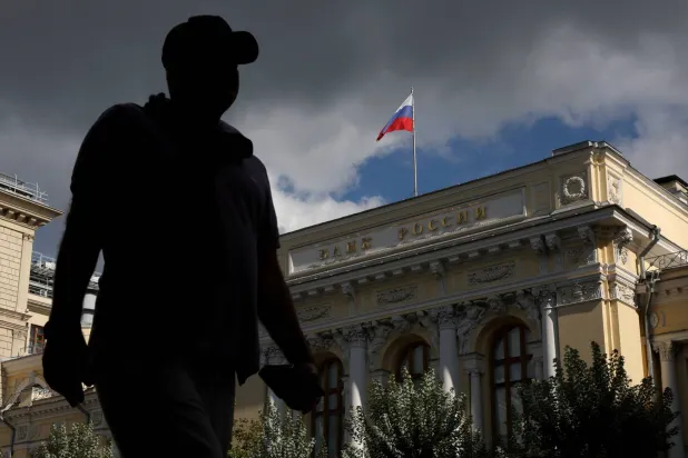 رجل يسير بالقرب من مقر البنك المركزي الروسي (رويترز)