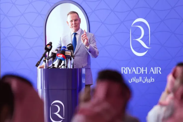 Riyadh Air CEO'su Tony Douglas basın toplantısında konuşuyor. (Şarku'l Avsat)