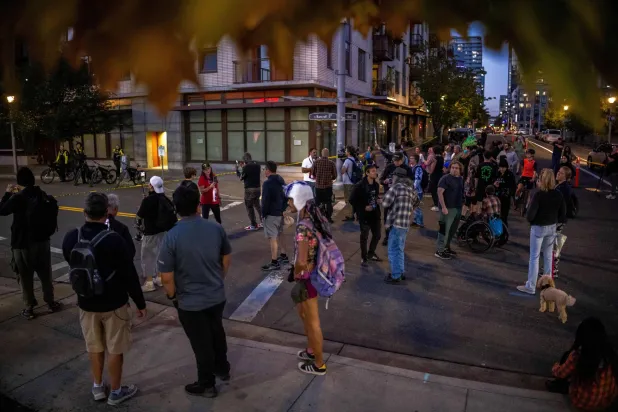 متظاهرون خارج منشأة تابعة لهيئة إنفاذ قوانين الهجرة والجمارك الأميركية في بورتلاند بولاية أوريغون (أ.ب)