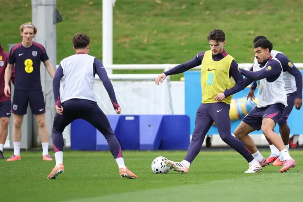 لاعبو انجلترا خلال التدريب قبل لقاء ويلز اليوم وديا قبل مباراة الحسم ضد لاتفيا (رويترز)