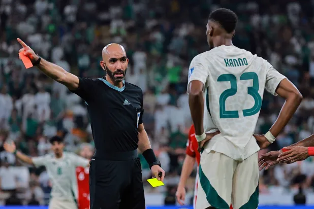 كنو لحظة تعرضه للطرد (رويترز)