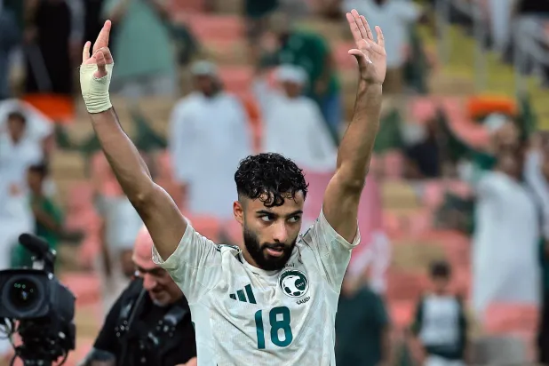 أبو الشامات محتفلاً بهدفه في الشباك الإندونيسية (رويترز)