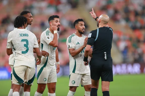 لاعبو الأخضر يعترضون على طرد كنو (تصوير: عدنان مهدلي)