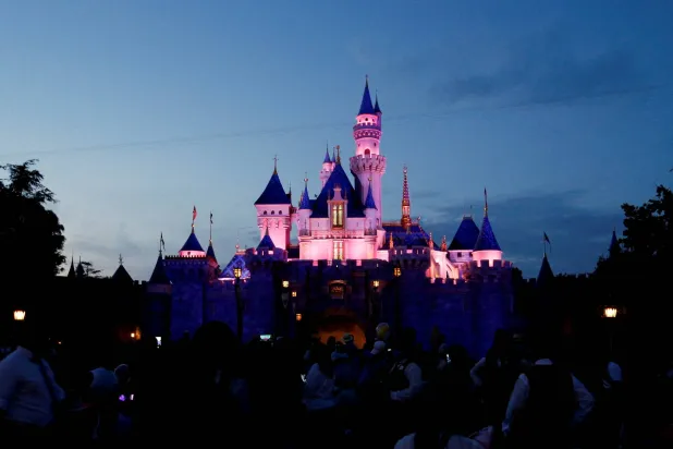 قلعة تظهر في منتزه ديزني لاند في أنهايم بولاية كاليفورنيا الأميركية (رويترز)
