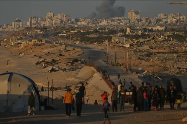 Sahil yolunda yürüyen yerinden edilmiş Filistinliler (AP)