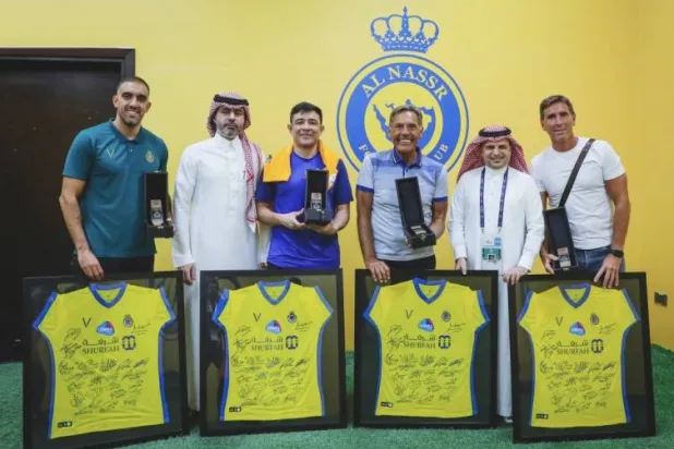 مدرب النصر خلال تكريمه من النادي قبل رحيله (نادي النصر)