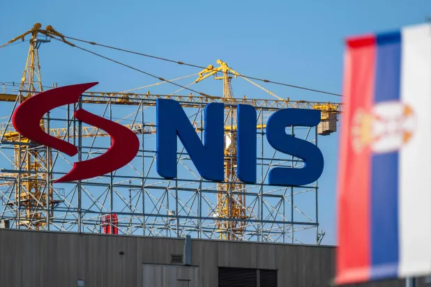 شعارا شركة صناعة البترول الصربية (NIS) وشركة "غازبروم" في بلغراد (أ.ف.ب)