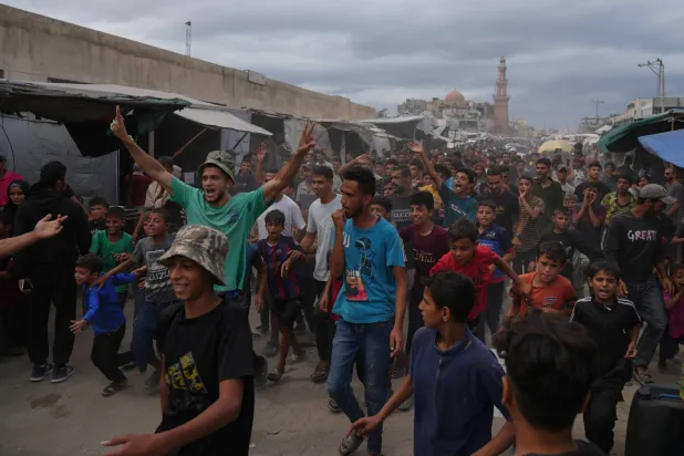 سكان غزة يحتفلون بإعلان وقف إطلاق النار في القطاع (أ.ب)