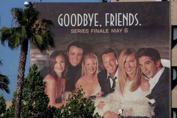 لافتة تُظهر فريق مسلسل «فريندز» (رويترز)