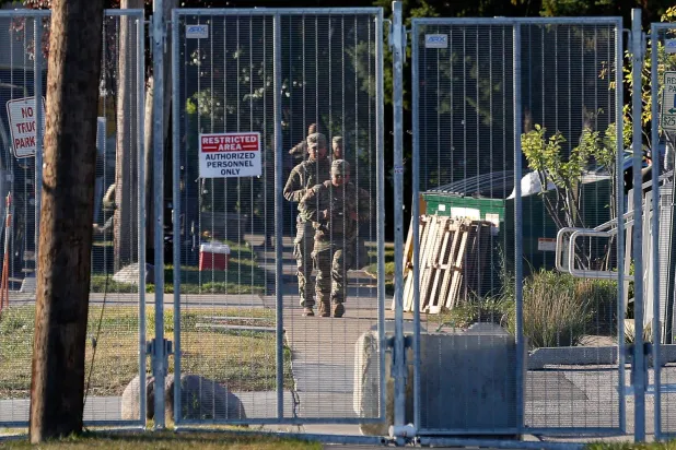 أفراد من الحرس الوطني التابع لتكساس داخل منشأة احتجاز تابعة لإدارة الهجرة والجمارك الأميركية في برودفيو إيلينوي (أ.ف.ب)