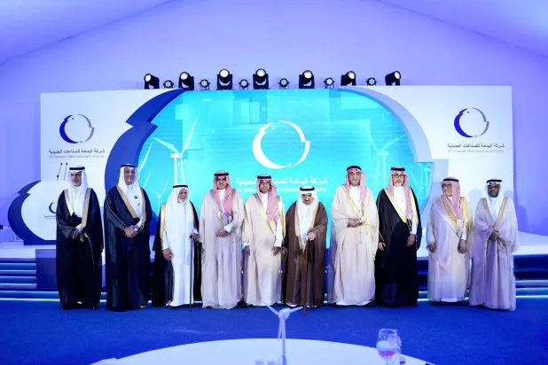 صورة جماعية للمسؤولين عقب تدشين المصنع الجديد لأنظمة طاقة الرياح في ينبع (الشرق الأوسط)