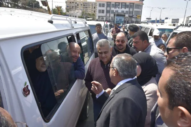 محافظ بورسعيد خلال جولة سابقة للرقابة على مواقف الميكروباص بعد زيادة سعر البنزين في أبريل الماضي (محافظة بورسعيد)