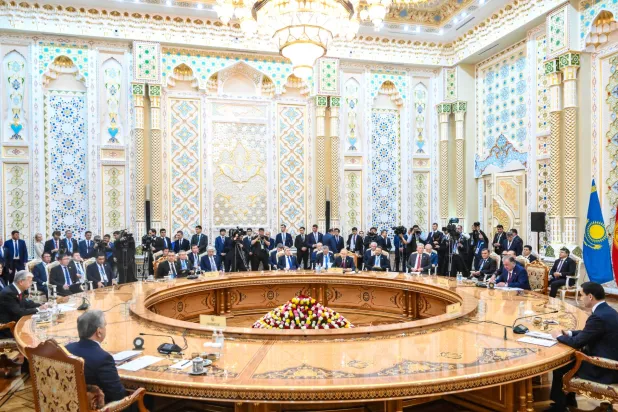 جانب من قمة «روسيا - آسيا الوسطى» التي شارك بوتين ورئيس طاجكستان في أعمالها مع رؤساء كازاخستان وقيرغيزستان وتركمانستان وأوزبكستان (إ.ب.أ)