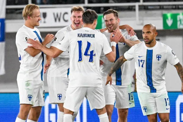 لاعبو فنلندا يحتفلون بالهدف الثاني (إ.ب.أ)
