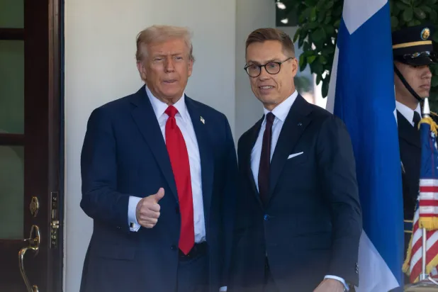 الرئيس الأميركي دونالد ترمب يستقبل الرئيس الفنلندي ألكسندر ستاب في البيت الأبيض (د.ب.أ) 