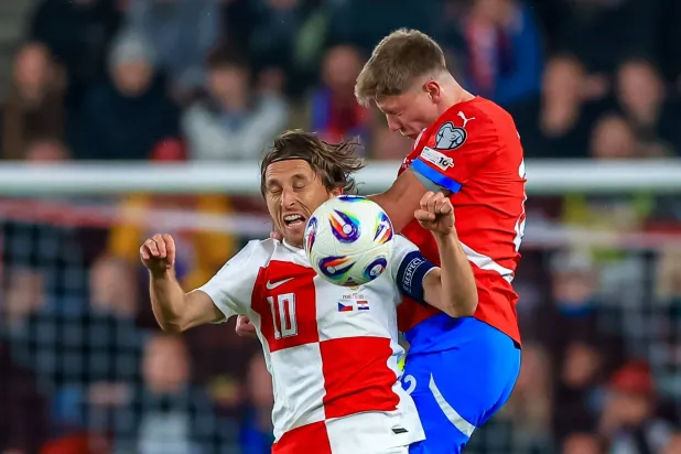 مودريتش في صراع على الكرة مع التشيكي لوكاس سيرف (إ.ب.أ)