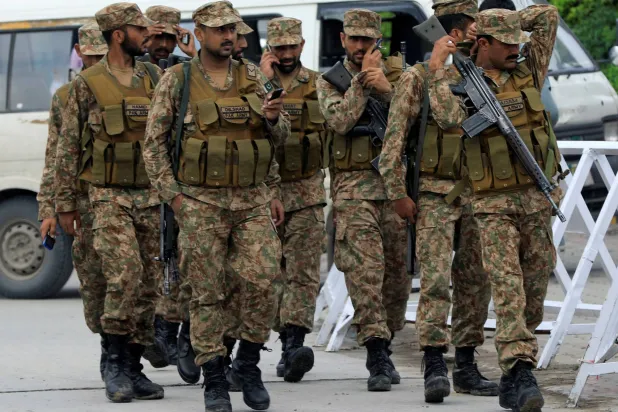 مقتل 30 مسلحاً شاركوا في هجوم أودى بحياة 11 عسكرياً باكستانياً