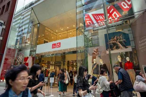 مشاة بأحد الشوارع التجارية المزدحمة في طوكيو (أ.ف.ب)