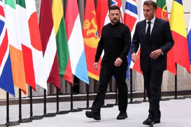 الرئيسان إيمانويل ماكرون وفولوديمير زيلينسكي يصلان لقمة «تحالف الراغبين» في قصر الإليزيه... 4 سبتمبر 2025 (رويترز)