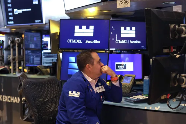 متداول يعمل في بورصة نيويورك (أ.ف.ب)