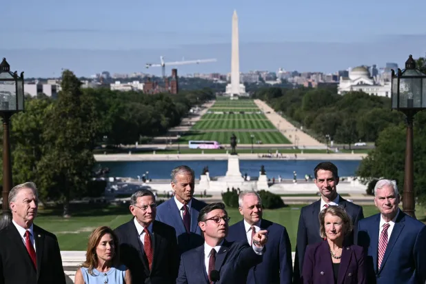 مشرعون جمهوريون يتحدثون مع الصحافيين في 1 أكتوبر 2025 (أ.ف.ب)