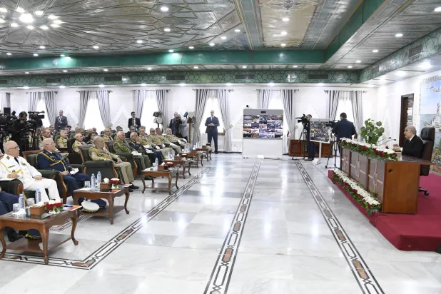 الرئيس يلقي خطابه أمام كوادر وزارة الدفاع (الوزارة)