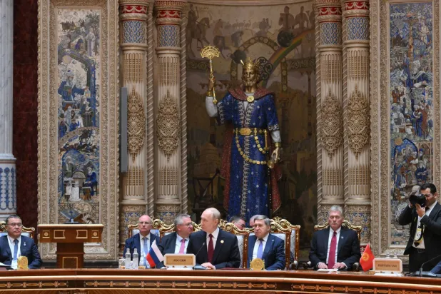 الرئيس القرغيزي صادر جاباروف والرئيس الروسي فلاديمير بوتين والرئيس الطاجيكي إمام علي رحمن يحضرون حفل استقبال قمة رابطة الدول المستقلة في دوشانباي يوم 10 أكتوبر (إ.ب.أ)