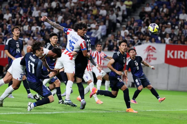 التعادل حكم مواجهة اليابان وباراغواي (إ.ب.أ)