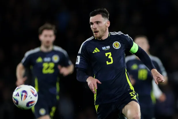 أندي روبرتسون قائد المنتخب الاسكوتلندي لكرة القدم (رويترز)