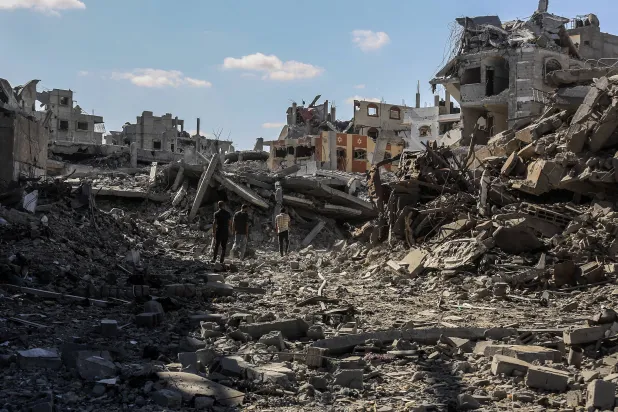 10 October 2025, Palestinian Territories, Khan Yunis: People inspect a destroyed building as displaced Palestinians return to their homes after the Israeli army withdrew from some areas east of Khan Younis in the southern Gaza Strip, following the announcement of an agreement between Israel and the Palestinian Hamas on the implementation of the first phase of the US peace plan for the Gaza Strip.(dpa)