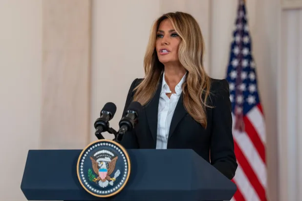 السيدة الأميركية الأولى ميلانيا ترمب خلال إعلان في البيت الأبيض عن إعادة 8 أطفال إلى ذويهم عقب مفاوضات بين فريقها وفريق بوتين (د.ب.أ)