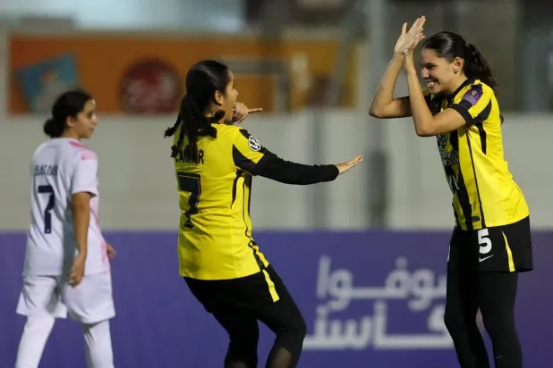 فرحة اتحادية بأحد الأهداف في المباراة (الشرق الأوسط)