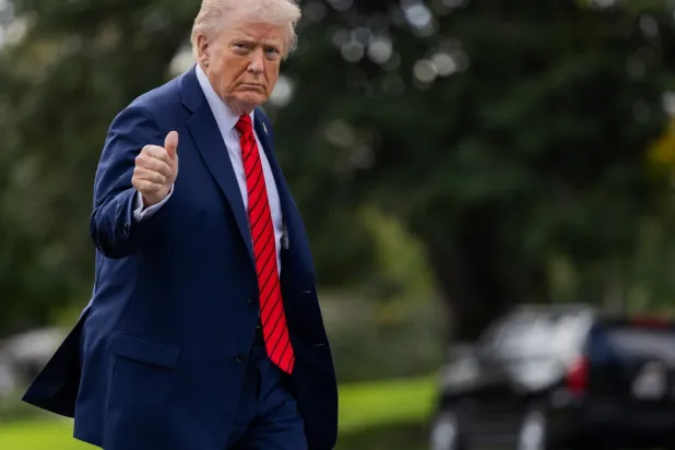 ترمب يتجه إلى المكتب البيضاوي من طائرة مارين وان في الحديقة الجنوبية للبيت الأبيض (إ.ب.أ)