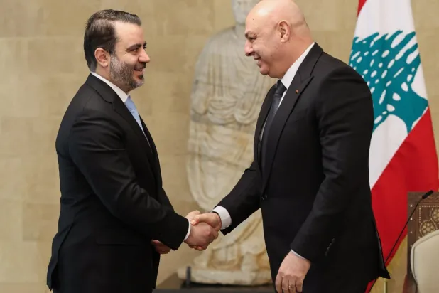 الرئيس اللبناني جوزيف عون يستقبل وزير الخارجية السوري أسعد الشيباني (أ.ب)