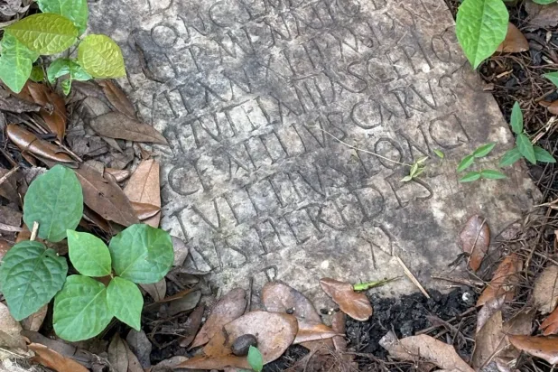 صورة قدمتها عالمة الآثار الكلاسيكية بجامعة تولين سوزان لوسنيا لشاهد قبر عمره 1900 عام لبحار روماني يُدعى سيكستوس كونجينيوس فيروس عُثر عليه في فناء منزل بنيو أورلينز ​​(أ.ب)