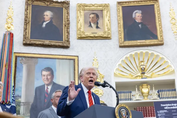 الرئيس الأميركي دونالد ترمب يتحدث إلى وسائل الإعلام (إ.ب.أ)