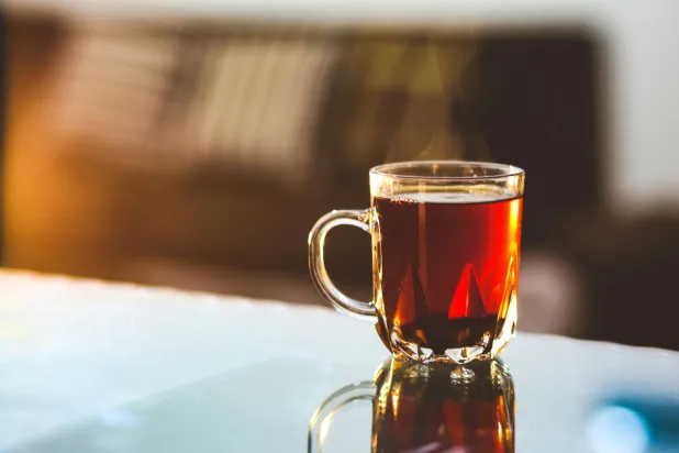 شرب الشاي بانتظام... هل يضر بعظامك أم يفيدها؟