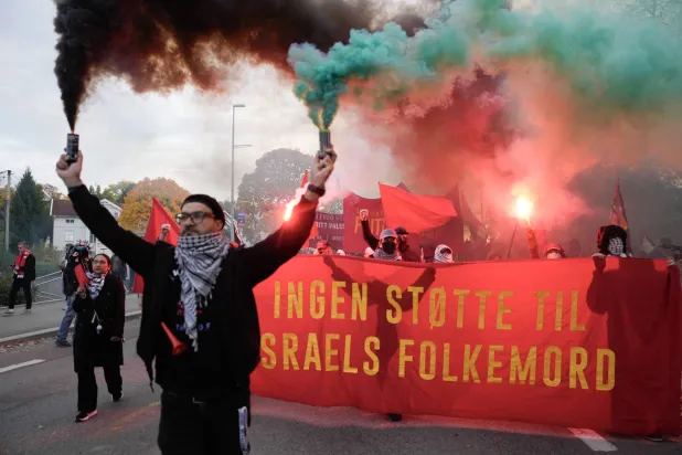 الجماهير النرويجية تتظاهر ضد إسرائيل قبل مباراة المنتخبين في تصفيات المونديال (د.ب.أ)