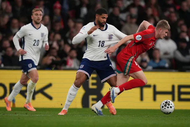 الإنجليزي الدولي روبن لوفتس تشيك لاعب ميلان الإيطالي (أ.ب)