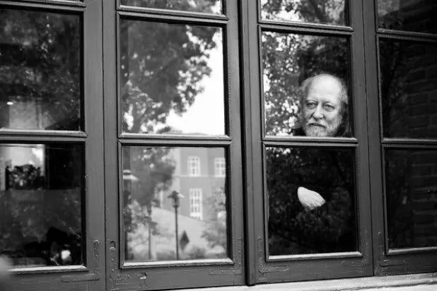 كراسناهوركاي الحائز على «نوبل»... والنقد اللاذع للسلطوية