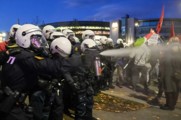 الشرطة استخدمت الغاز المسيل للدموع ضد المتظاهرين (إ.ب.أ)