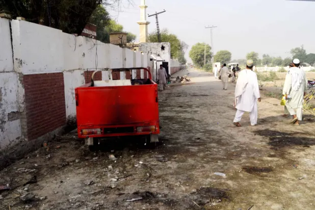 آثار هجوم مسلح على مركز للشرطة في باكستان (إ.ب.أ)