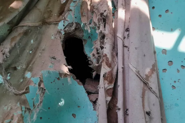 آثار قذيفة استهدفت مأوى للنازحين في الفاشر (رويترز)