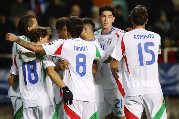 لاعبو إيطاليا يحتفلون بالهدف الثالث (إ.ب.أ)