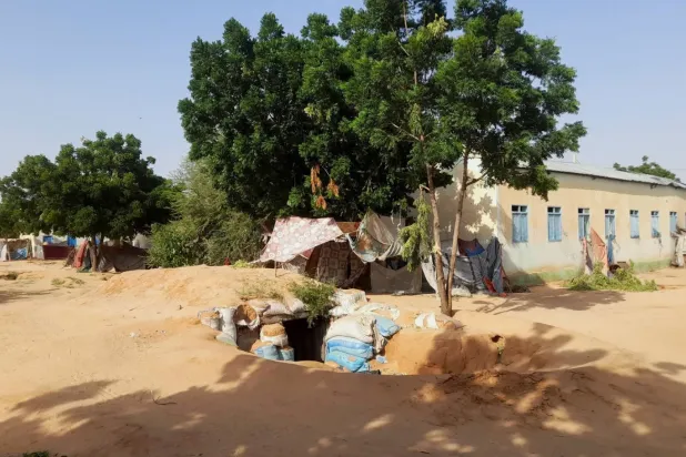 Sudan’ın El-Faşir kentinde bombardımanlardan kaçan yerinden edilmiş insanların sığındığı bir yeraltı sığınağı (Reuters)