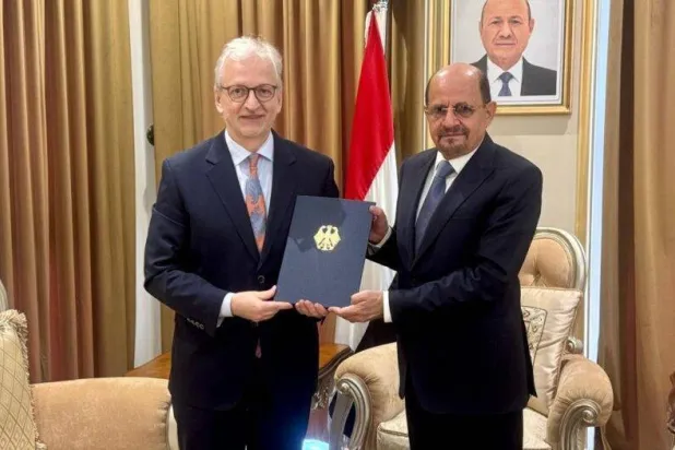 German Ambassador to Yemen Thomas Schneider presents his credentials to Foreign Minister Dr. Shaya Zindani in August. (Saba)