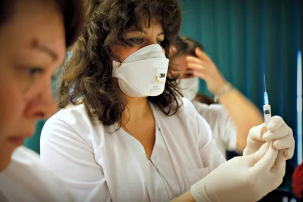 عودة الأطفال إلى المدارس والبالغين إلى العمل بعد العطلة الصيفية تُهيئ بيئة مثالية لتكاثر فيروسات الجهاز التنفسي (أرشيفية - رويترز)