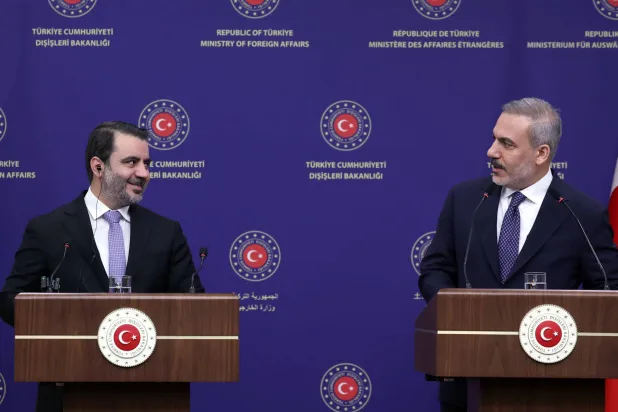 وزير الخارجية التركي هاكان فيدان ونظيره السوري أسعد الشيباني يعقدان مؤتمراً صحافياً مشتركاً بعد لقائهما في أنقرة تركيا منذ أيام (إ.ب.أ)