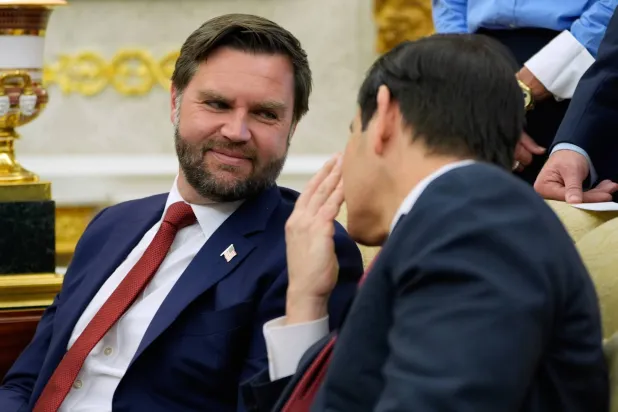 وزير الخارجية الأميركي ماركو روبيو يهمس بكلمة لنائب الرئيس جي دي فانس في المكتب البيضاوي بواشنطن (أ.ب)