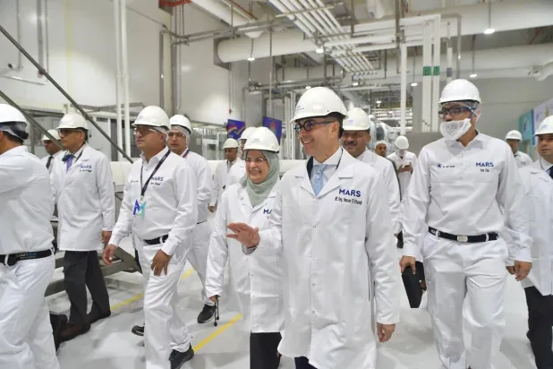 وزير الاستثمار المصري حسن الخطيب خلال تفقده خطوط إنتاج شركة «مارس» في مصر (رئاسة مجلس الوزراء)